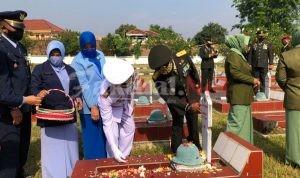 Jelang Peringatan HUT TNI Ke-76, Danlanal Banten Hadiri Upacara Ziarah Tabur Bunga di TMP Ciceri
