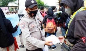 Ditengah Pengamanan Aksi Unras PMII, Polres Serang Kota Bagikan Masker