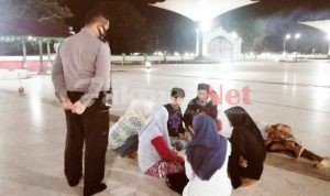 Bhabinkamtibmas Polsek Kasemen Imbau Prokes di Wisata Religi Banten Lama