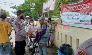 Kapolsek Pontang Pimpin Langsung Pembagian Masker di Posko Masker