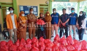 Dinsos Gowa Salurkan Bahan Pangan Untuk Lansia Di Desa Tanete