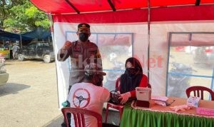 Kapolres Sinjai Tinjau Vaksinasi Massal Diterminal Pasar Sentral 