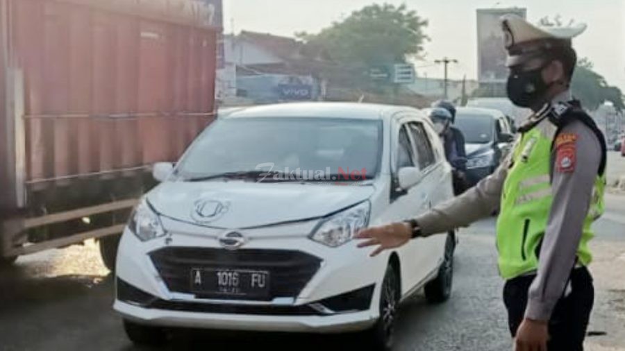Personel Polsek Ciruas Lakukan Ini Lancarkan Lalu Lintas