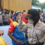 Pecahkan Suasana Ditengah Aksi Buruh, Kapolres Serang Dan Buruh Lakukan Ini