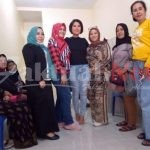 Natalie beserta Rombongan Sambangi Kediaman Ibu Yoyo Korban Kebakaran Krendang