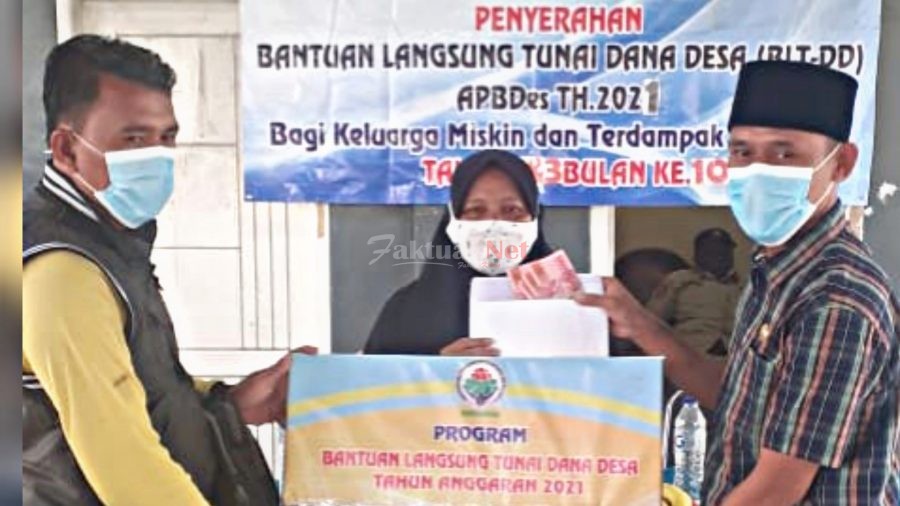 Perdana Bagikan BLT DD, Sapta Mulyana Sampaikan Ini Kepada Warganya