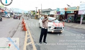 Urai Kemacetan, Kanit Gakkum Satlantas Polres Gowa ” IPDA Ahmarullah” Terjun Langsung Mengatur Lalulintas