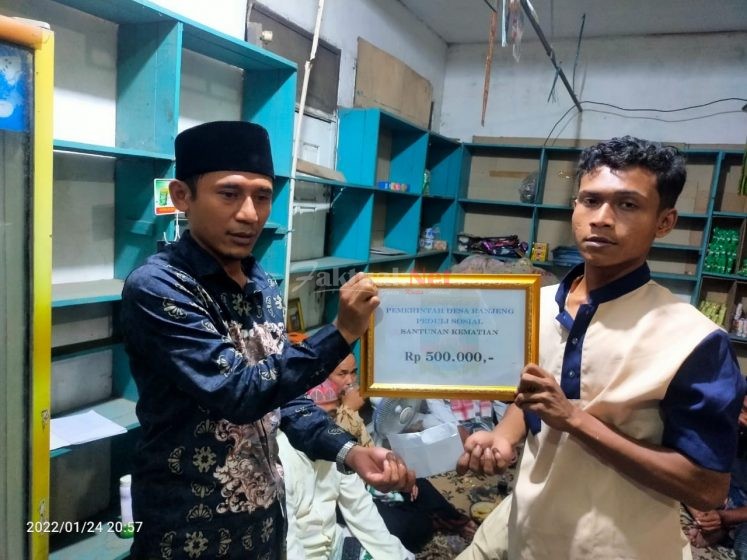 Peringati 7 Hari Warga Meninggal Dunia, Kades Ranjeng Berikan Santunan