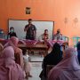 Polsek Cipanas Hadiri Sosialisasi Vaksinasi Anak  6-11 Tahun di SDN 1 Girilaya Cipanas LEBAK   | Polsek Cipanas Polres Lebak, bersama Forkopimcam Kecamatan Cipanas Sosialisasikan vakasinasi Covid-19 kepada orang tua atau wali murid usia 6-11 tahun di SDN 1 Girilaya Kecamatan Cipanas Kabupaten Lebak, Sabtu (29/01/2022). Kegiatan Sosialisasi tersebut turut hadir Kapolsek Cipanas yang di wakili oleh Ka SPKT Bripka Babay Laksana, Forkopimcam Kecamatan Cipanas, para Dewan guru SD-N 1 Girilaya dan para orang tua wali murid. Kapolres Lebak AKBP Teddy Rayendra, S.I.K.,M.I.K., melalui Kapolsek Cipanas KOMPOL  EDDY PRASETYO HERMAWAN, SE, mengatakan,kegiatan ini sebagai penyuluhan terhadap orang tua/wali murid di SDN 1 Girilaya, tentang pentingnya vaksinasi anak usia 6 - 11 tahun dan sebagai percepatan program pemerintah dalam penanganan Covid-19. "Setelah pelaksanaaan sosialisasi dan persetujuan orang tua/wali murid diharapkan bisa di vaksinasi dan alhamdulillah hari ini sudah banyak wali murid dan siswi SDN 1 Girilaya yang Antusias dan Siap di vaksinasi," kata Eddy. " Siswa-siswi SDN 1 Girilaya Kecamatan Cipanas Siap untuk divaksin," tambahnya. Selanjutnya Kapolsek, "Berpesan agar para orang tua selalu ekstra memperhatikan kesehatan anak-anaknya, terutama Pola makan dan Prokesnya," ucapnya. Kapolsek mengungkapkan kegiatan vaksinasi di wilayah hukum Polsek Cipanas guna meningkatkan Herd Immunity dan mengejar target 100% diawal tahun ini. "Bagi warga masyarakat yang belum divaksin agar segera di vaksin dan terimakasih kepada warga masyarakat yang telah di vaksin, jangan lupa kita harus selalu mematuhi protokol kesehatan,"  Pungkasnya.