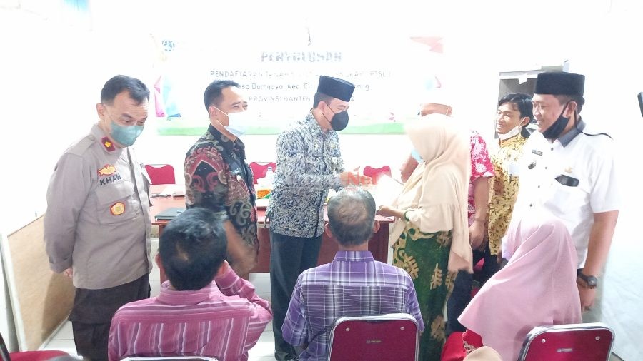 Muspika Ciruas Dampingi Asda I Kabupaten Serang Dalam Penyuluhan PTSL dan Berikan Sertifikat Tanah