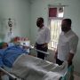 Personel Dittahti Polda Banten Bawa Tahanan ke RSUD Provinsi Banten Untuk Operasi Luka Tembak