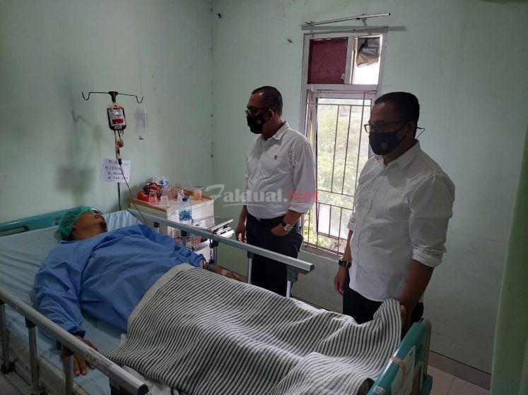 Personel Dittahti Polda Banten Bawa Tahanan ke RSUD Provinsi Banten Untuk Operasi Luka Tembak