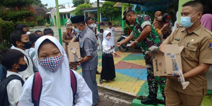 Muspika Ciruas Tinjau Vaksinasi Anak Sekaligus Membagikan Hadiah