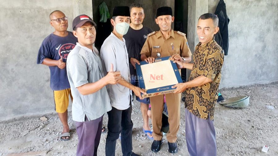 Kepala Desa Ranjeng Serahkan Bantuan Keramik ke Mushola Riyadul Tolibin