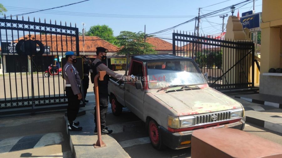 Bidpropam Polda Banten Melakukan Pengamanan Internal di Pintu Gerbang Polda Banten