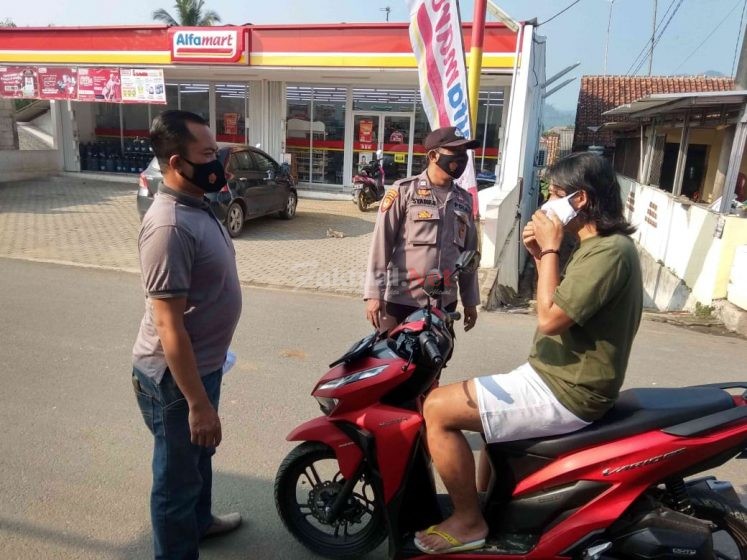 Polsek Muncang Terus Ingatkan dan Dagikan Masker Kepada Warga