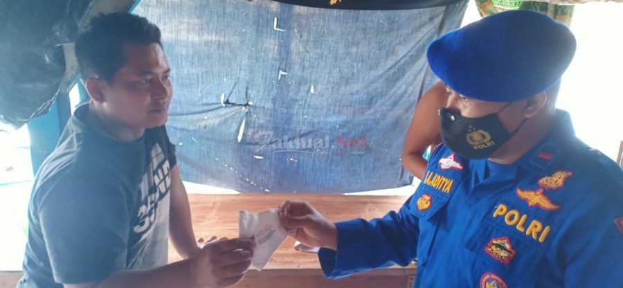 Ditpolairud Polda Banten Melakukan Kegiatan Bagikan Masker di Pesisir Saluran