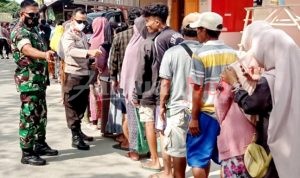 Kapolsek Ciruas Bersama Danramil 0602-16/Ciruas Beri Pengamanan Minyak Murah