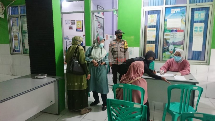 Serbuan Vaksin bagi masyarakat, Polsek Anyar Kawal Kegiatan Vaksin di Puskesmas Anyer