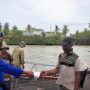 Di Pelabuhan Paku Anyer, Personel Ditpolairud Polda Banten Lakukan Kegiatan Bagikan Masker
