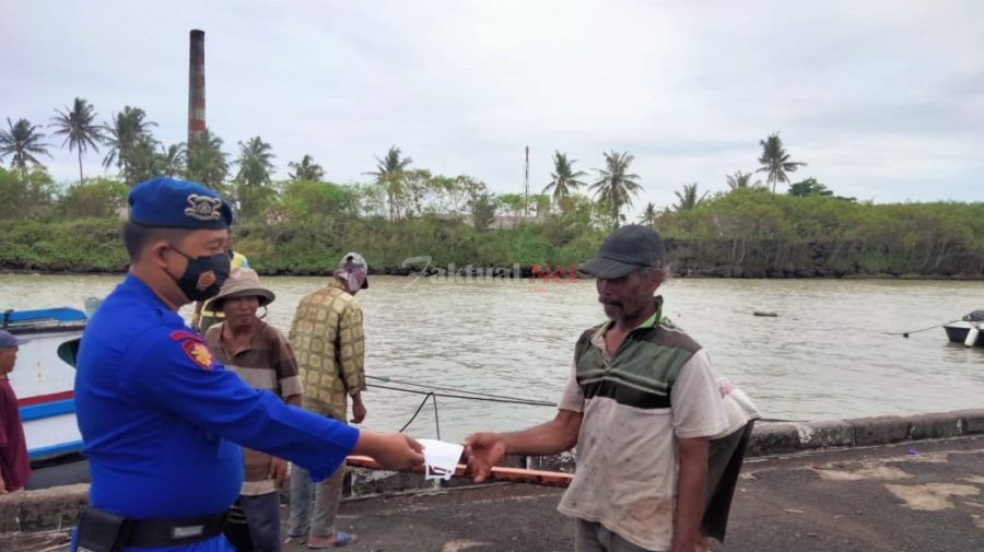 Di Pelabuhan Paku Anyer, Personel Ditpolairud Polda Banten Lakukan Kegiatan Bagikan Masker