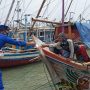 Personel Ditpolairud Polda Banten Bagikan Ratusan Masker Kepada Nelayan di Pulau Kali