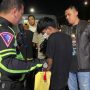 (08/11/04) Siaran Berita Bidhumas Polda Banten *Polres Serang Kota Ungkap Kasus Pelaku Tawuran Akibatkan Korban Luka Berat* Serang - Polres Serang Kota bersama Unit Reskrim Polsek Kasemen ungkap kasus tawuran yang mengakibatkan korban luka sobek pada bagian paha. Kapolres Serang Kota AKBP Maruli Hutapea mengatakan bahwa SP (16) warga Kasemen menjadi korban tawuran yang terjadi pada Jumat (08/04) lalu sekita pukul 02:00 WIB di Jalan Baru Bangen Lama, Kampung Kebon Kelapa Dua, Kasemen, Kota Serang. "Korban SP, mengalami luka sobek di bagian paha sebelah kiri akibat sabetan senjata tajam cerulit  dengan luka sobek sepanjang 15 cm, hingga kini korban dirawat di Rumah Sakit Drajat Prawiranegara (RSDP) Serang," ujar Maruli Hutapea dalam keterangannya pada Senin (11/04). Kemudian, pelaku IK (15) melakukan aksi nekat tawuran dengan membawa senjata tajam jenis cerulit sehinga korban SP mengalami luka sobek pada bagian punggung sebelah kiri. SP melakukan aksi tawuran berawal dipicu karena adanya perselisihan permainan sepak bola dimana pelaku dan korban sepakat untuk taruhan sepak bola jika salah satu ada yang kalah harus membayar, namun kesepakatan tersebut diingkari oleh korban sehinga saling ejek,  kemudian korban dan pelaku sepakat untuk bertemu di Jalan Banten Baru, Kasemen untuk perang sarung namun pelaku bersama teman-temannya membawa senjata tajam cerulit sehingga terjadi tawuran yang mengakibatkan korban luka sobek pada bagian punggung. Maruli Hutapea mengatakan melalui press conference Polres Serang Kota memberikan informasi publik terkait ungkap kasus tawuran di Kasemen, Kota Serang. "Dimana kejadian ini dimulai adanya permainan bola antara adik-adik kita (korban dan pelaku) dimana dalam permainan tersebut mereka memiliki perjanjian taruhan, apabila menang mendapat uang sebesar Rp. 50 ribu, kemudian tim yang kalah tidak membayarkan kesepakatan karena merasa di curangi akhirnya mereka berjanji untuk melakukan perang sarung, dimana perang sarung dilakukan oleh anak muda yang membawa sarung dan diikatkan batu kemudian berkumpul dan melakukan tawuran. Salah satu kelompok membawa cerulit dan nembacokan kepada korban," ungkapnya. Maruli menambahkan saat ini korban mengalami luka yang cukup serius dan saat ini korban berada di Rumah Sakit Drajat Prawiranegara (RSDP) Serang sedang dalam penanganan medis. Pelaku utama ada 3 orang MA dan AK ditangani Unit Reskrim Polsek Kasemen dan pelaku IK ditangani oleh unit PPA Polres Serkot dimana ke 3 pelaku tersebut ada di lokasi menggunakan cerulit. Atas perbuatannya, pelaku MA, AK dan IK dijerat pasal 2 ayat (1) Undang-Undang Darurat Republik Indonesia No.12 Tahun 1951 tentang Senjata Penikak atau Senjata Penusuk dengan ancaman pidana penjara 10 tahun. (Bidhumas).