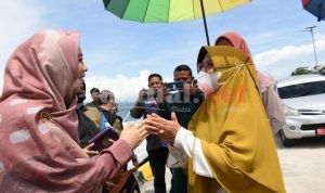 Kedatangan Ustadzah Oki Setiana Dewi Di Tidore Disambut Penasehat BKMT