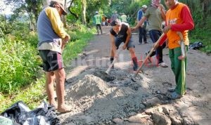 Tindak Lanjuti Intruksi Camat Biringbulu, Pemerintah Kelurahan Bersama Masyarakat Laksanakan Pekan Gotong Royong