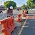 Demi Keselamatan Pengguna Jalan Kasat Lantas Polres Pangkep Perbaiki Traffic Cone Dan Water Barrier