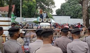 Atas Nama UMKM, Pedagang Aksesoris dan Tekhnisi Handphone Demo Walikota Kendari