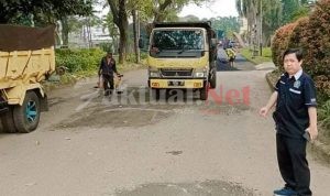 “Bersama Kita Bisa” Kolaborasi Perbaikan dan Pengaspalan Jalan Komplek Regency Melati Mas