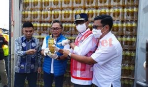 Menteri Perdagangan Zulkifli Hasan Memimpin Pelepasan Minyak Goreng Kemasan Rakyat Untuk Indonesia Bagian Timur.
