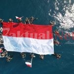 Komisaris Polisi “Shah Rukh Khan” Pimpin Pengibaran Bendera Merah Putih di Bawah Laut Berau