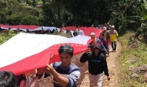 Dikibarkan Diagrowisata Bontolojong, Bendera Berukuran 77 Meter Diarak Ratusan Warga Keliling Desa Ujungbulu