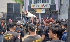 Ormas LAPBAS Banten Melakukan Aksi Damai di Depan Kantor Cabang MCF