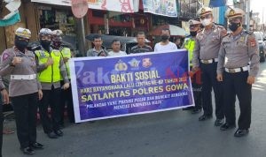 Peringati HUT Lalulintas, Kasat lantas Polres Gowa Bersama Jajarannya Bagikan Bansos