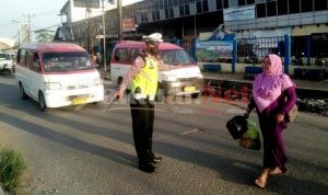Strong Point Sore : Polsek Ciruas Seberangkan Pejalan Kaki Dari Dua Arah