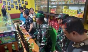 Patroli Gabungan TNI-Polri dan Satpol PP, Puluhan Minuman Keras Lokal Berhasil Diamankan
