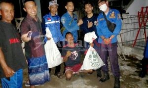Tim Rescue Damkar Kabupaten Serang Evakuasi 2 Sarang Tawon di Kecamatan Ciruas