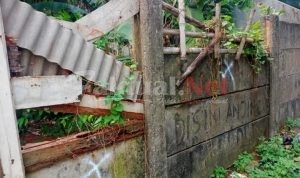 “Bersama Kita Bisa” Moto RT.002/011, Christian Dari DPRD, PSI Tangerang Selatan Bersinergi Dengan Disperkimta Merealisasikan Pembangunan Kembali Tembok Pembatas Kompleks Regency Melati Mas Yang Telah Rapuh.