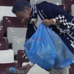 Usai Kalahkah Jerman, Fans Jepang Lakukan Aksi Bersih-Bersih Sampah Khalifa International Stadium