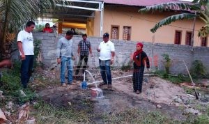 Marselinus Pasapan Anggota DPRD Kota Palu Menyerahkan Bantuan Sumur Bor