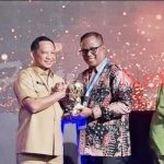 Lindungi Warga 100 % Melalui Program JKN, Pj. Bupati Mubar Diganjar Penghargaan UHC Award