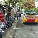 Respon Cepat Keluhan Warga, Kapolsek Bontonompo Bersama Personelnya Tertibkan Kendaraan Yang Parkir Di Bahu Jalan