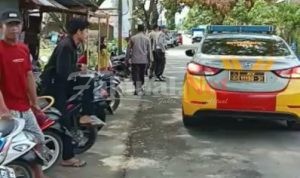 Respon Cepat Keluhan Warga, Kapolsek Bontonompo Bersama Personelnya Tertibkan Kendaraan Yang Parkir Di Bahu Jalan