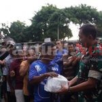 Berbagi di Bulan Penuh Berkah, Satuan Jajaran TNI AD Bagikan Takjil Pada Masyarakat