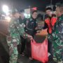 Koramil 0602-16/Ciruas Bagikan Makanan Sahur ke Masyarakat