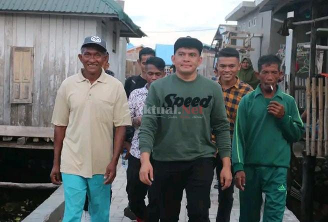La Ode Muhammad Amsar (tengah) Foto: Istimewa