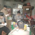 Usai Berbagi Makanan, Kapolsek dan Personel Polsek Bontonompo Sahur Bareng dengan Warga